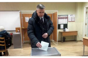 Во второй день досрочного голосования на избирательном участке председатель Молодечненского районного исполнительного комитета Павел Губко