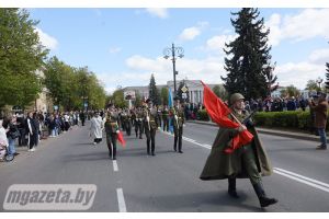 В праздничном шествии 