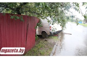В Молодечно водитель автомобиля протаранил забор