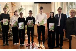 Юные жители Марково получили в подарок книгу о своей стране