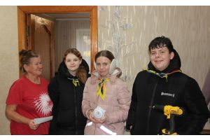 Связь поколений: юные спасатели устанавливают извещатели в домах пожилых граждан