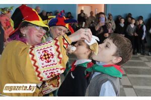 Громко, весело и сытно зазывали весну в Полочанах