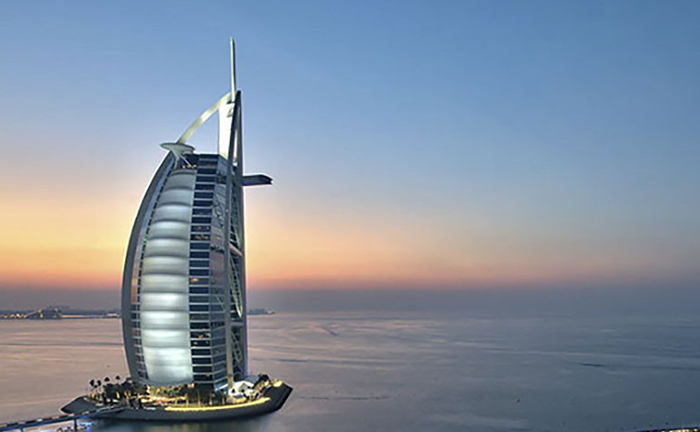 Знаменитый дубайский отель в виде паруса закроют на реконструкцию